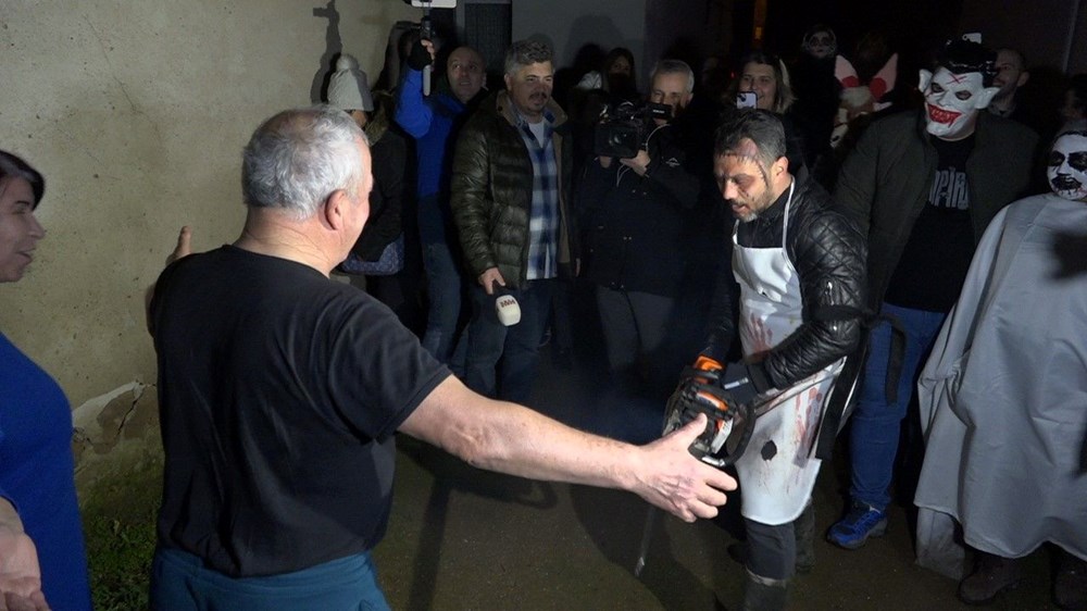 Kırklareli'nde Koleda gecesi: Korkunç kıyafetler giyip vatandaşları korkuttular - 1