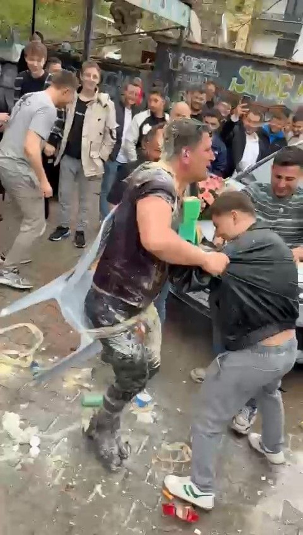 Sandalyeye Bağlı Gelin Damat Kabusu: Ketçaplı, Mayonezli, Yumurtalı Azap! 73