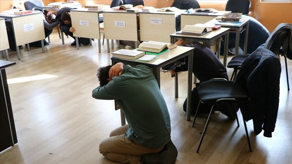 Sarsıntı anında ne yapmalıyız? İşte hayat kurtaran adımlar 77 UHXBXiwlPkac15zvsdrAdg