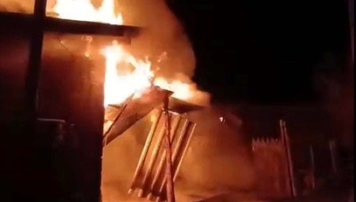 Karabük'te yangın iki evi yaktı Karabük'te yangın iki evi yaktı