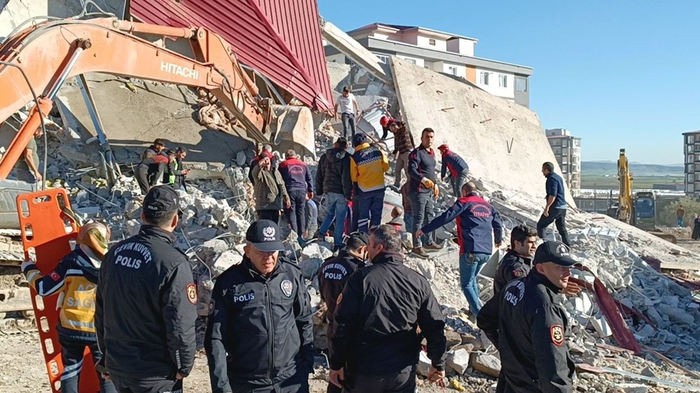 Kahramanmaraş’ta ağır hasarlı bina iş makinesinin üzerine devrildi: Operatör enkaz altında - 4