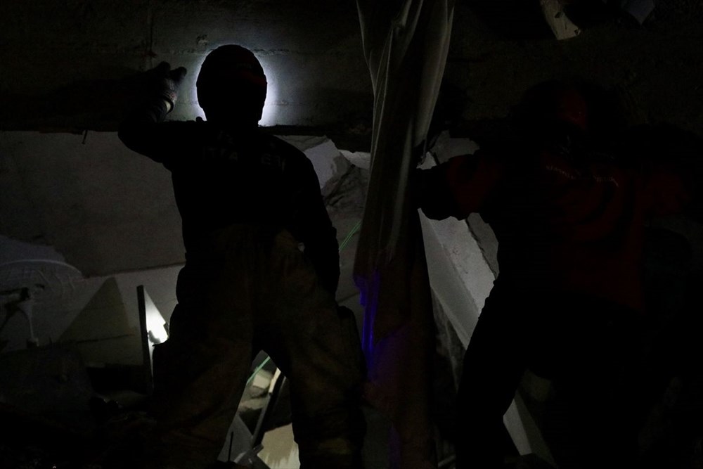 Enkaz altındakiler için zamana karşı yarış - 22