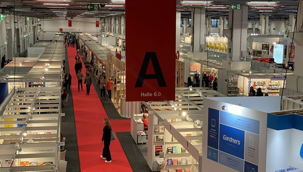 Frankfurt Kitap Fuarı’nda Filistinli yazar için yapılacak ödül töreninin iptaline tepkiler artıyor Frankfurt Kitap Fuarı’nda Filistinli yazar için yapılacak ödül töreninin iptaline tepkiler artıyor