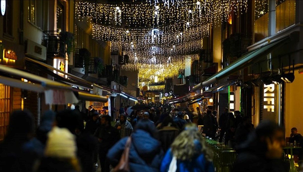 İstanbul'da yılbaşı tedbirlerinde 44 gözaltı İstanbul'da yılbaşı tedbirlerinde 44 gözaltı