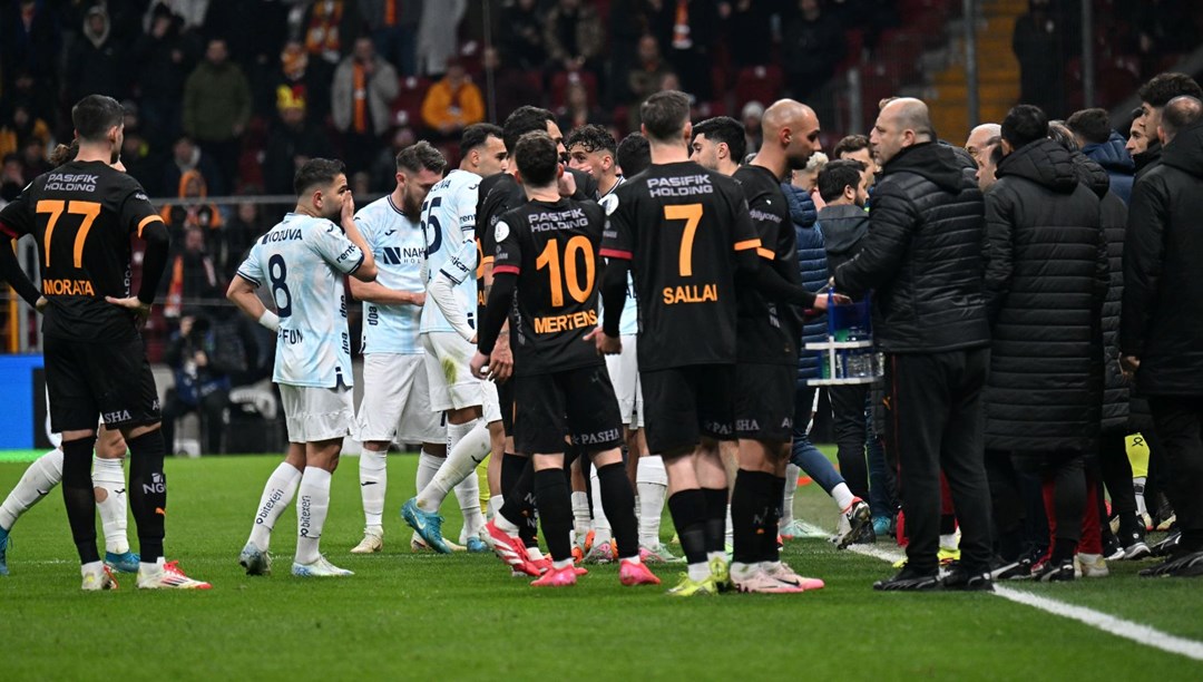 Galatasaray maçında sahadan çekilen Adana Demirspor'un cezası ne olacak? Hükmen mağlubiyet, puan silme cezası...