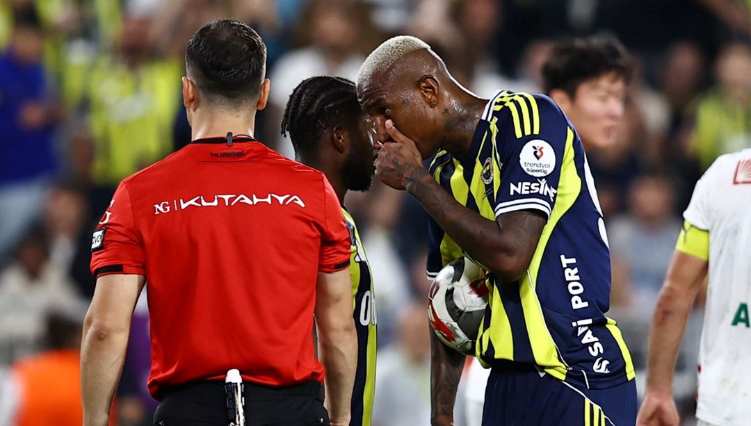 Kadıköy'de büyük tepki: Penaltı kaçtı, Fenerbahçe taraftarı iki ismi protesto etti