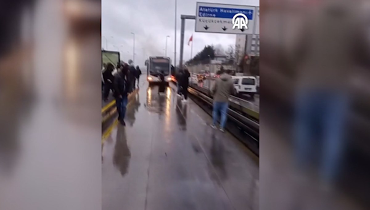 Bahçelievler Durağı'nda panik: Metrobüste yangın çıktı Bahçelievler Durağı'nda panik: Metrobüste yangın çıktı