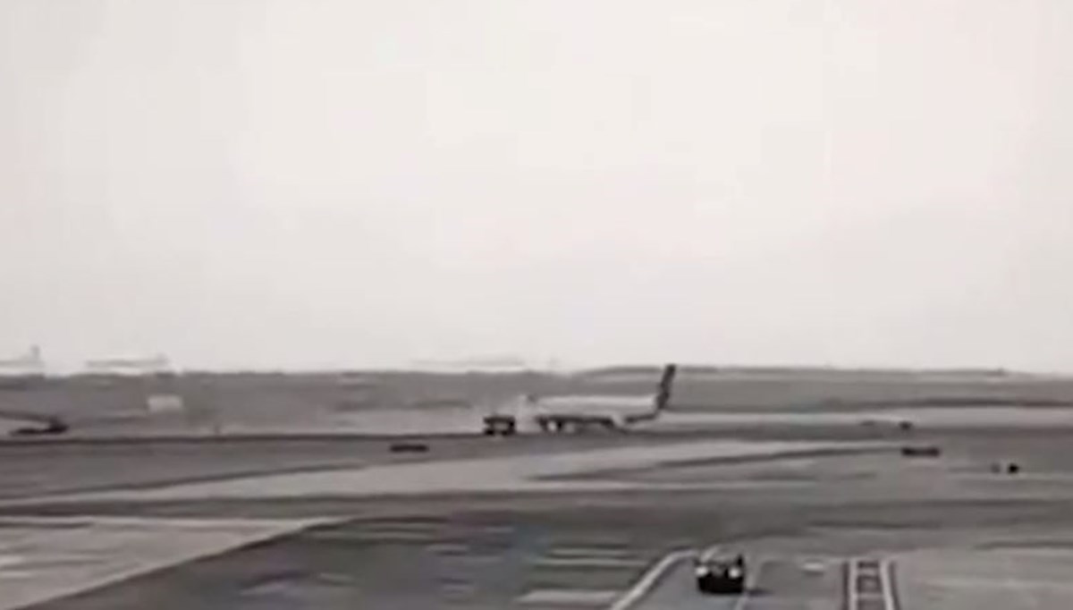 Uçak, kamyonete çarptı Uçak, kamyonete çarptı