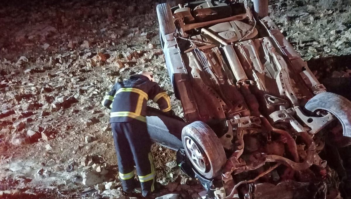 Mardin'de otomobil şarampole devrildi: 4'ü çocuk 7 yaralı Mardin'de otomobil şarampole devrildi: 4'ü çocuk 7 yaralı
