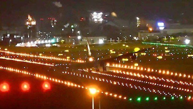 Uçağın kanadı piste sürttü, kıvılcımlar saçıldı