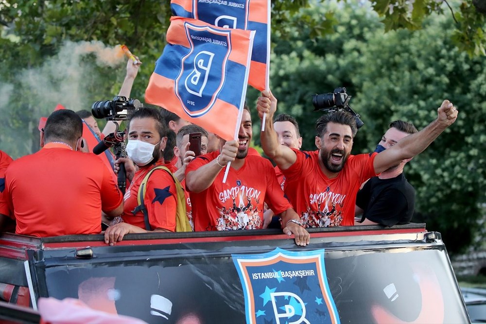 Medipol Başakşehir, şampiyonluk kupasını kaldırdı - 1