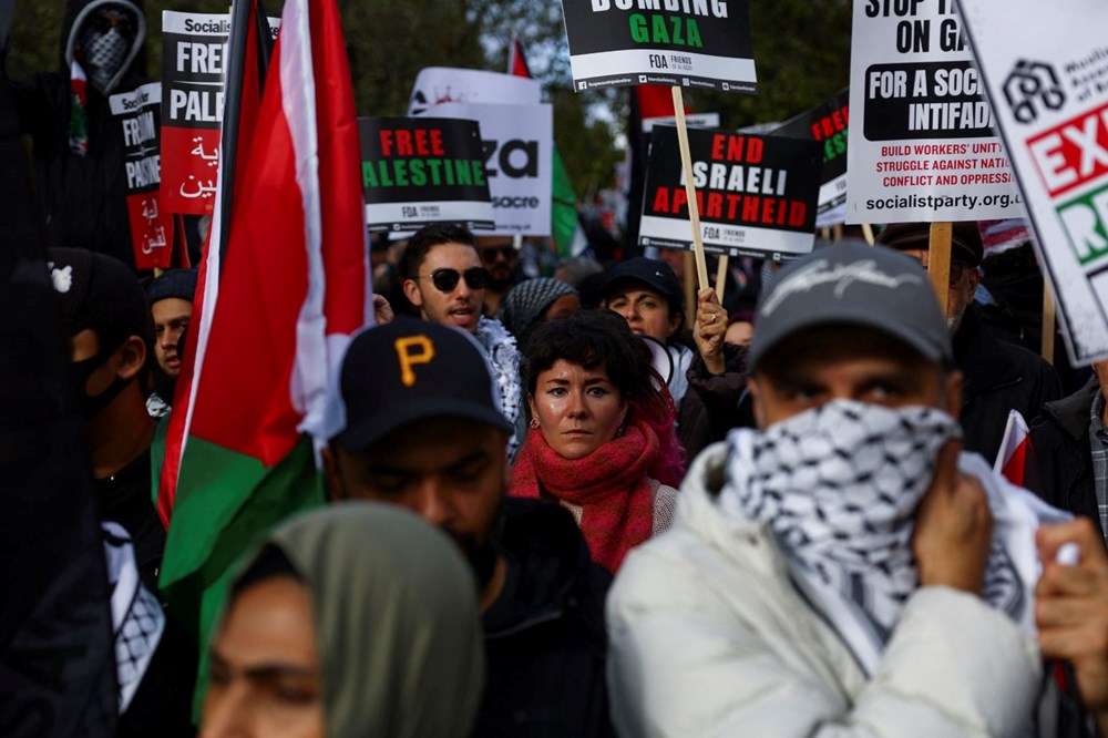 İngiltere'de Filistin ile dayanışma yürüyüşü: Binlerce kişi savaşın sona ermesi çağrısı yaptı - 6