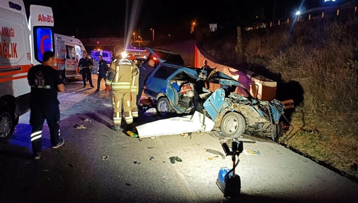 Çarpışan iki araç hurdaya döndü: 2 ölü, 6 yaralı Çarpışan iki araç hurdaya döndü: 2 ölü, 6 yaralı