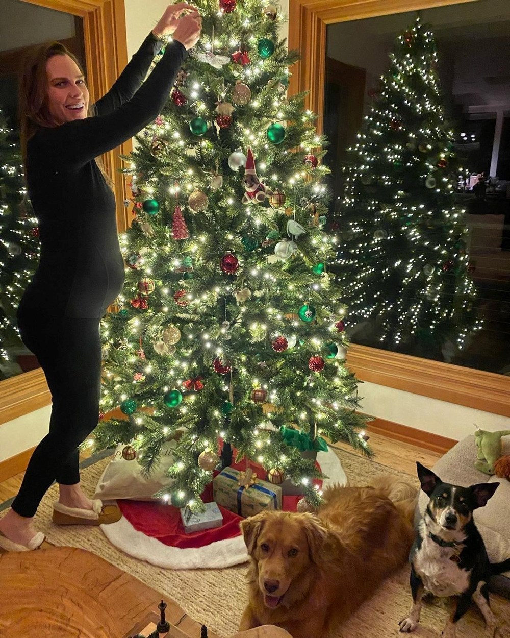 İkiz bebek bekleyen Hilary Swank'ten Noel pozu - 2