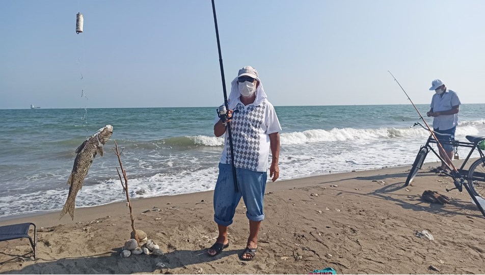 Sosyal mesafeli, maskeli balık avı