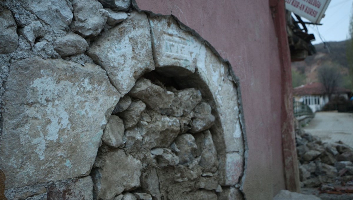 Tokat’taki depremler ortaya çıkardı: Sıvanın altından tarihi eser çıktı