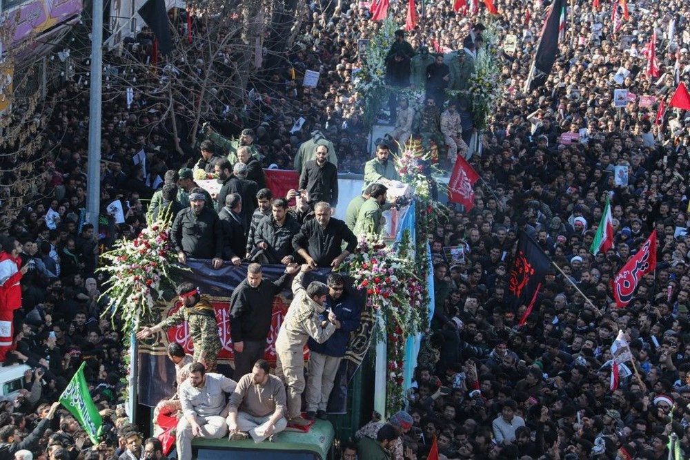 Похороны султанат нукеновой фото. Менго людей на прхоронах.