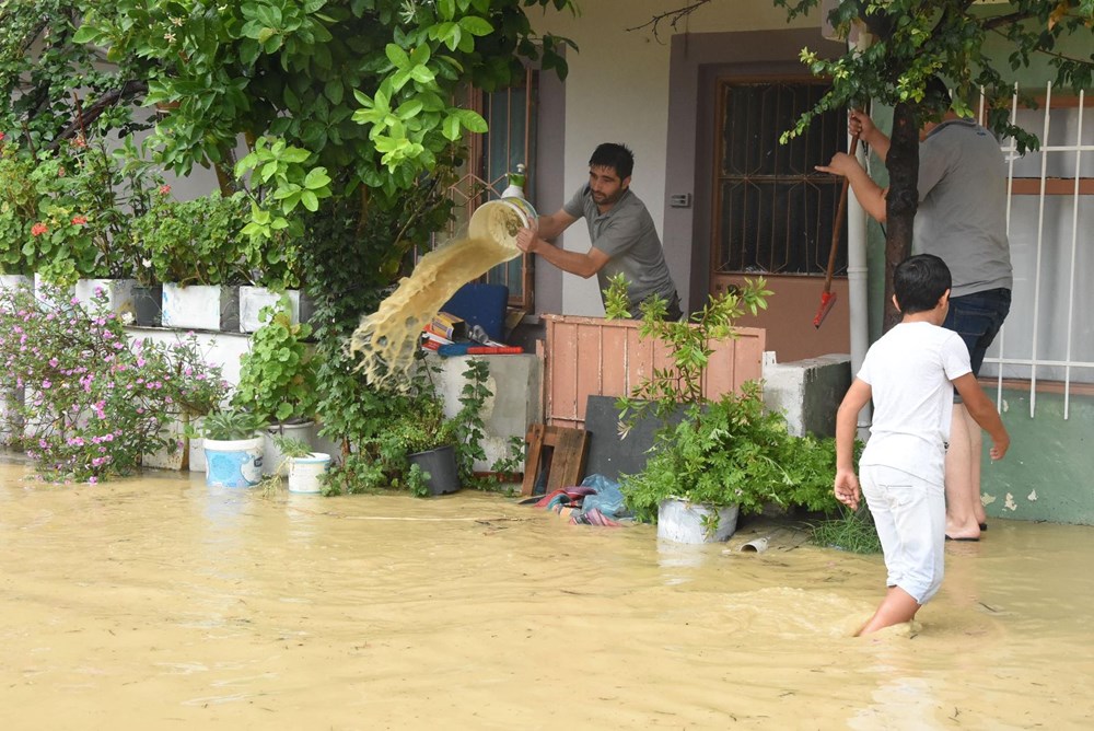 İzmir'de sağanak: Dereler taştı, evleri su bastı