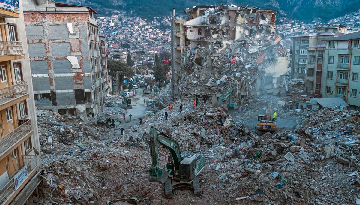 Asrın yıkımı: 105 saniye boyunca yer yerinden oynadı Asrın yıkımı: 105 saniye boyunca yer yerinden oynadı