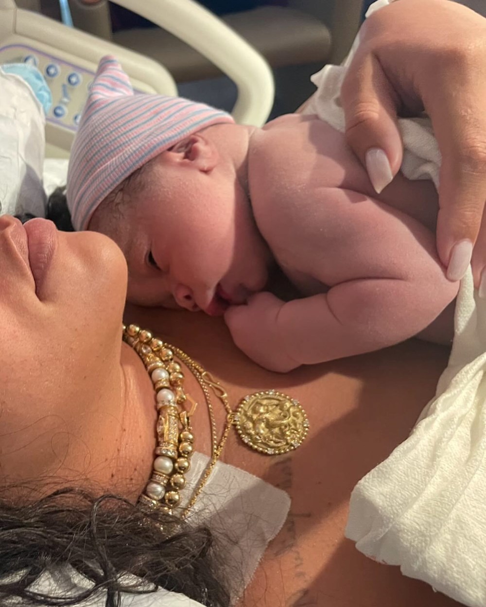 Rihanna, Doğum Sonrası Hayatına Işık Tutuyor 74 UMf2GHpK0EGgKRZKKfiSCg