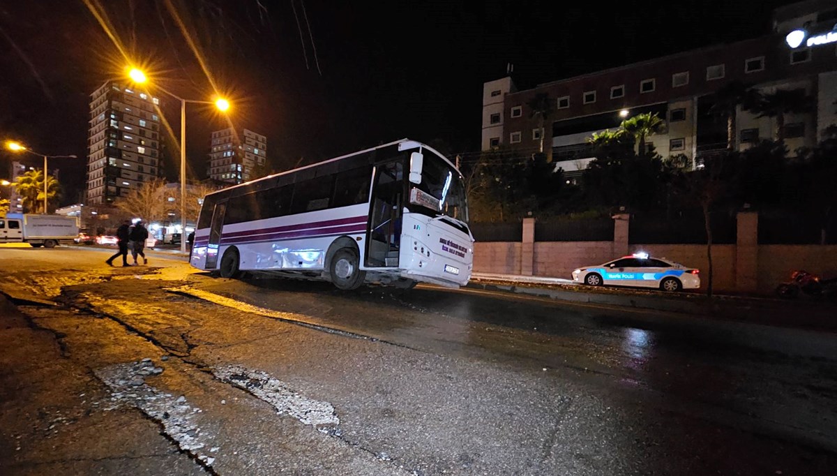 Su borusu patlayınca oluşan göçüğe halk otobüsü düştü