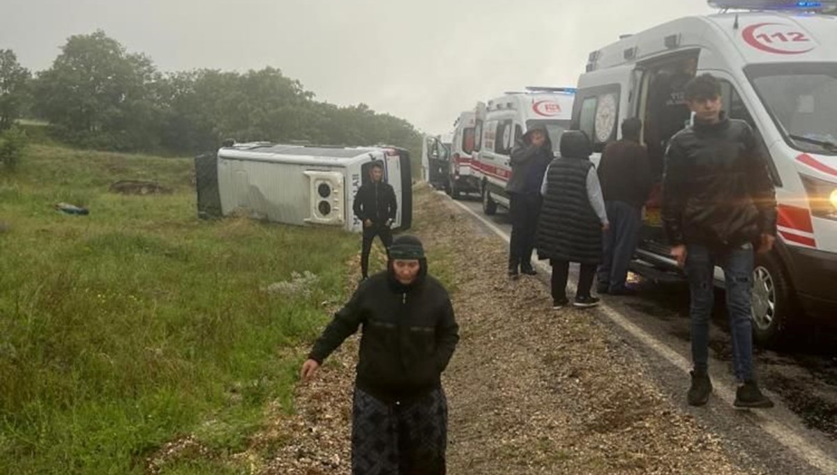 Tarım işçilerini taşıyan minibüs devrildi: 14 yaralı Tarım işçilerini taşıyan minibüs devrildi: 14 yaralı