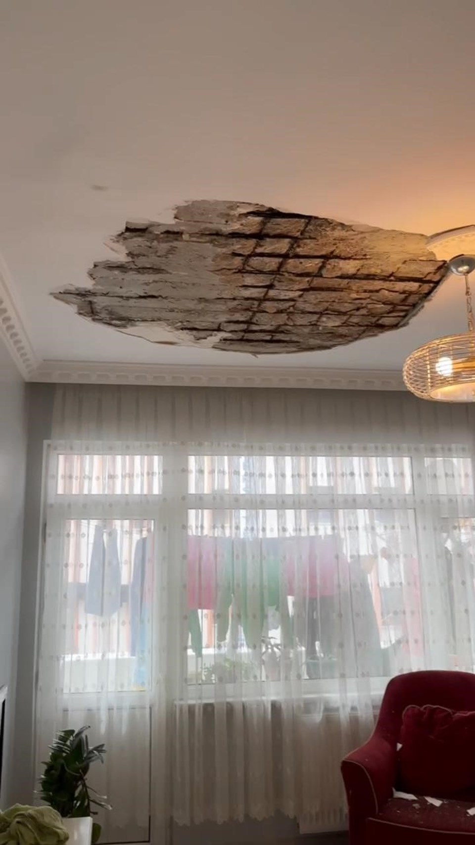 Bayrampaşa'da alçı tavan çöktü: 2 çocuk yaralandı - 2