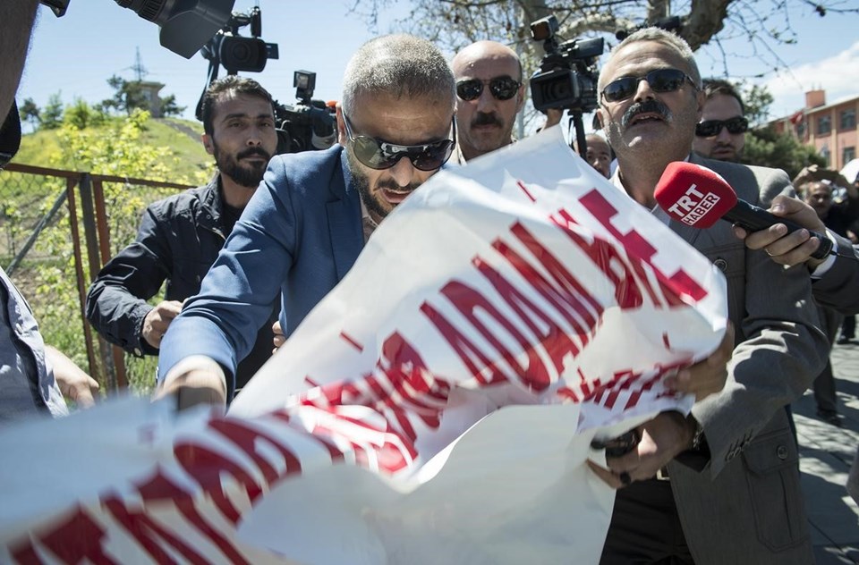 Kenan Evren için karargahta tören, camide protesto, sokakta davul-zurna - 15