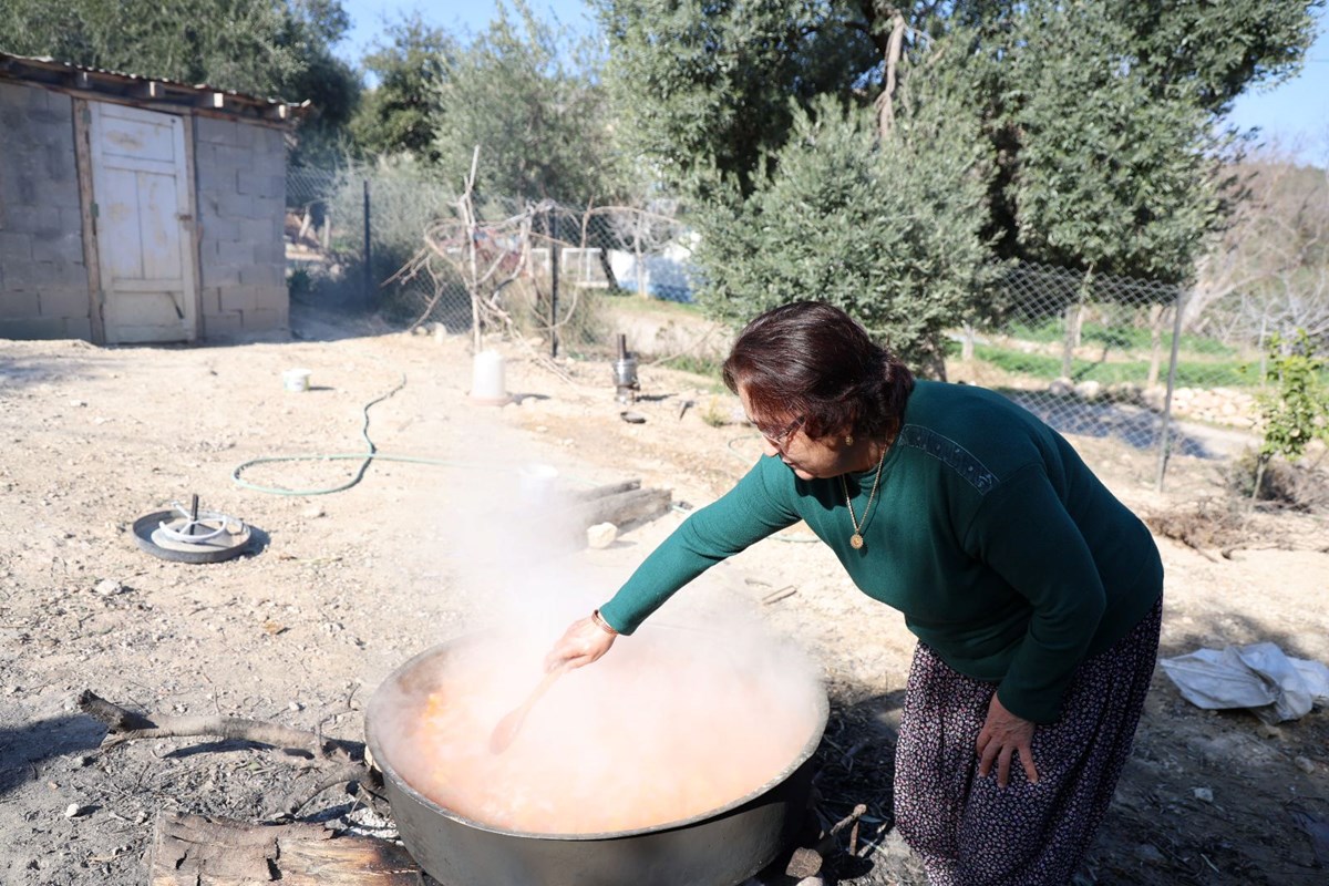 Adana ve Hatay'da sofradan eksik olmuyor: Saatlerce odun ateşinde kaynıyor