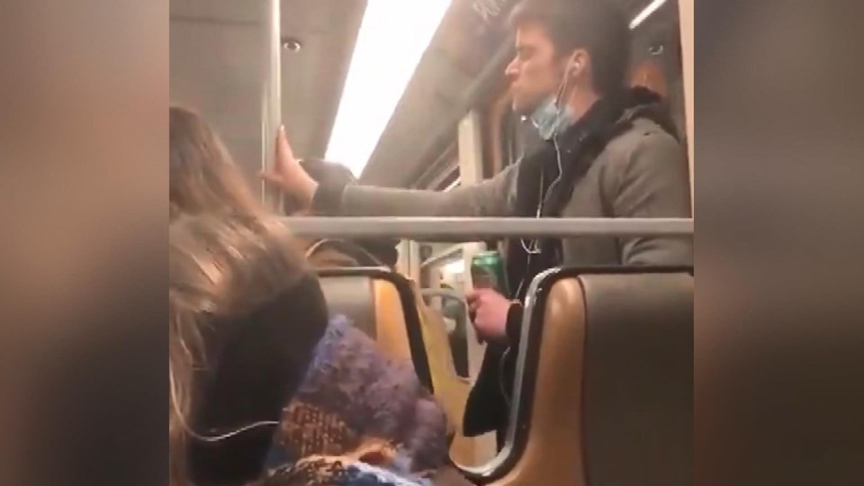 Ağzına götürdüğü elini metronun tutunma borusuna sürünce gözaltına alındı - 1