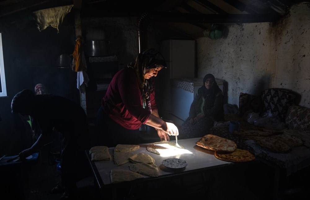 Karslı kadınlar ramazan ayında tandırları yöresel lezzetler için yaktı - 7