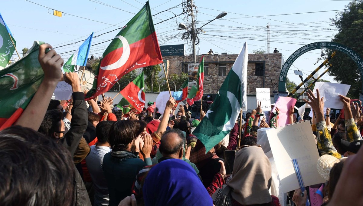 Pakistan’da Imran Khan destekçilerinden protesto: Pakistan’da Imran Khan destekçilerinden protesto: