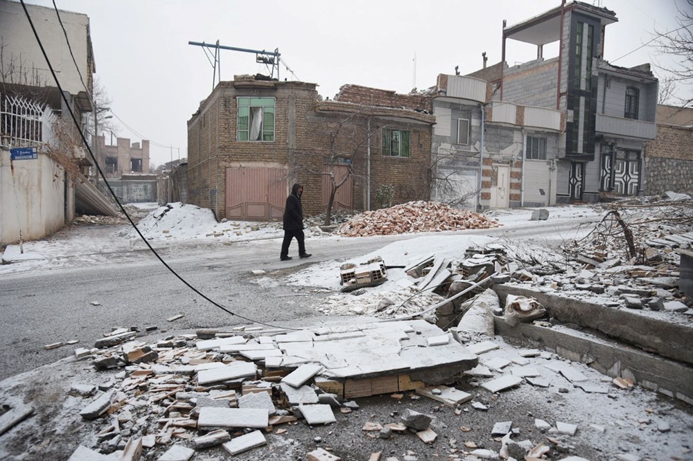 Türkiye'deki 7,4 şiddetindeki deprem Mısır'dan İran'a kadar çevre ülkeleri de vurdu: Yıkımın fotoğrafları - 16