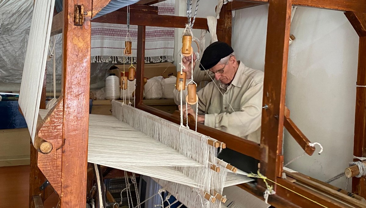 İpleri elleriyle sanata dönüştürüyor