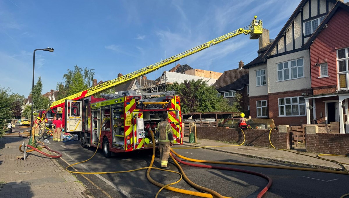 Londra bir evde yangın çıktı: 4 kişi öldü