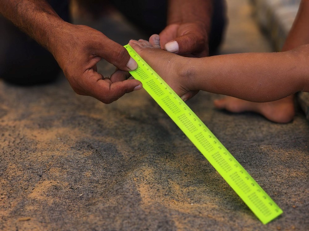 Fələstinli ayaqqabıçı İsrailin hücumu altında olan Qəzzada uşaqlar üçün taxta başmaq düzəldir - 2