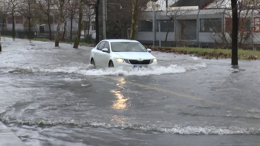 İstanbul'da su borusu patladı, moto kurye açılan çukura düştü - 15