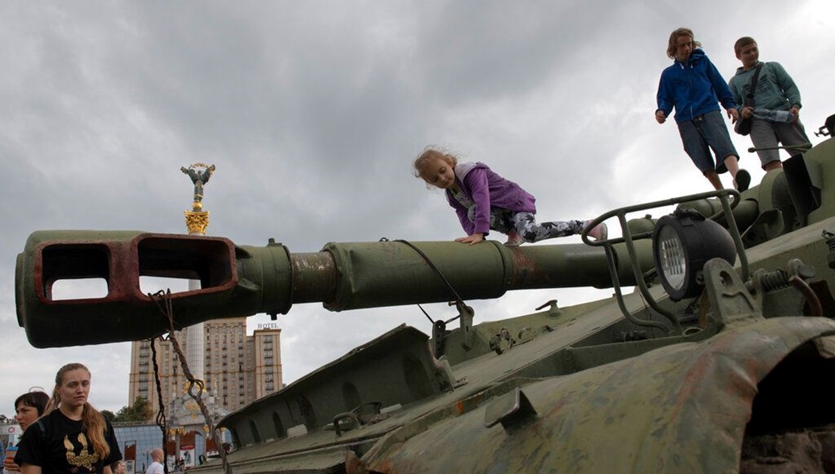 Yanan Rus tankları Kiev'de sergileniyor