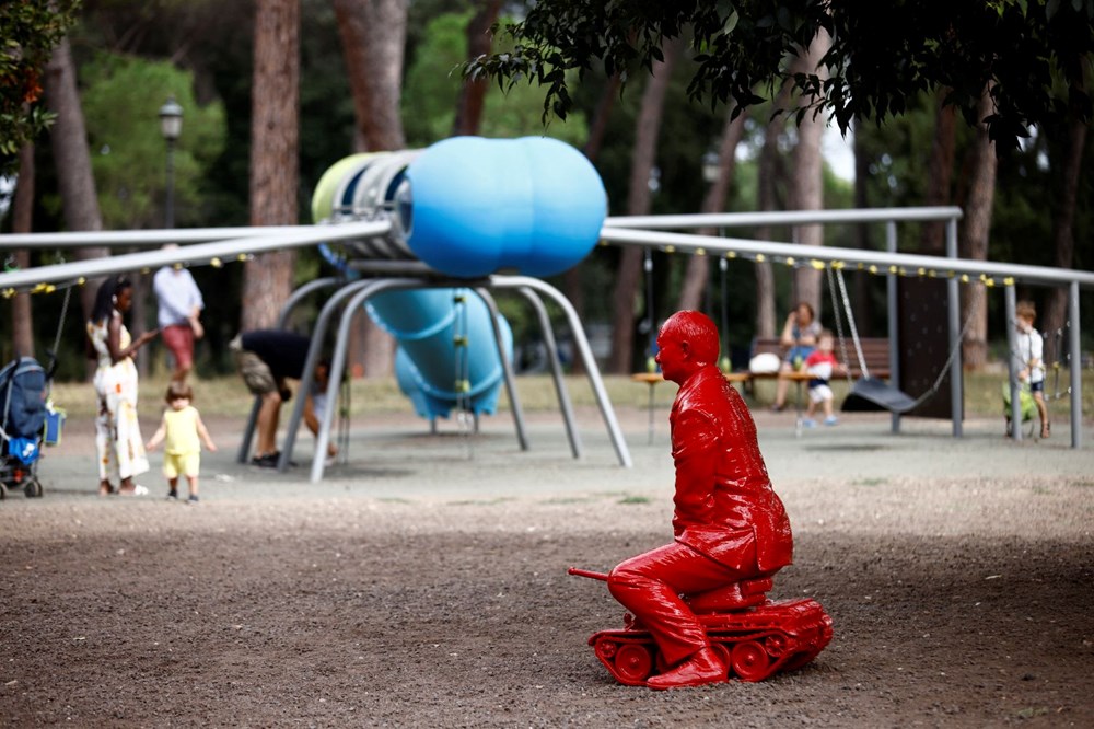 Putin'in heykeli Roma'da çocuk parkına konuldu - 4