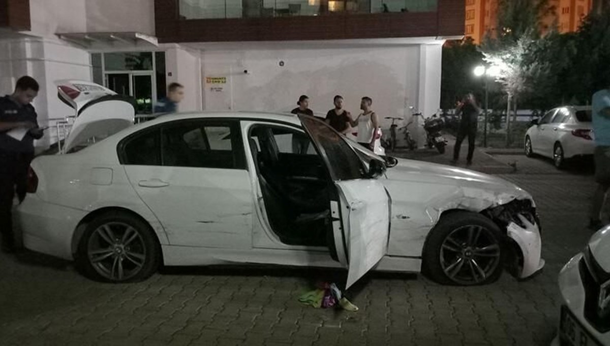 Alkollü sürücü otomobille bariyeri kırıp siteye girdi Alkollü sürücü otomobille bariyeri kırıp siteye girdi