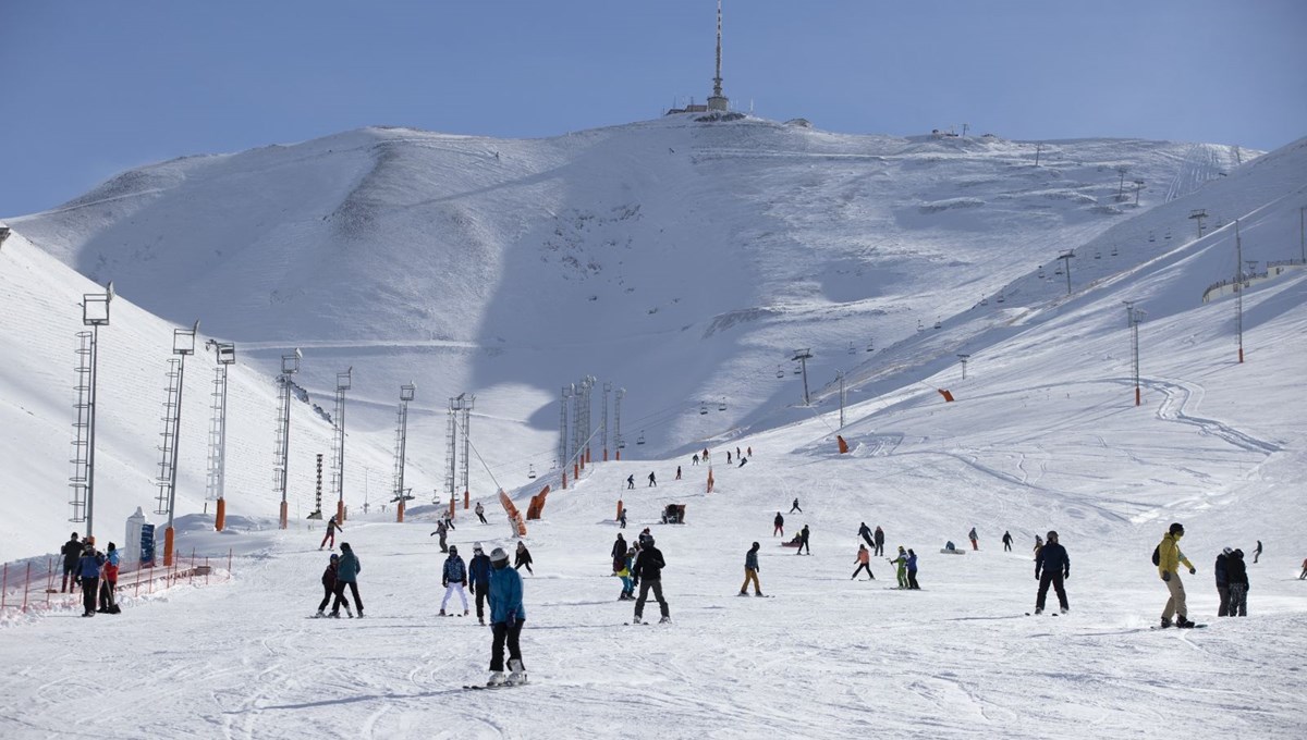 Sezona başlayan Palandöken ilk günden doldu