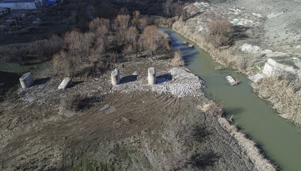 Köprüyü iş makineleriyle yıkıp çaldılar