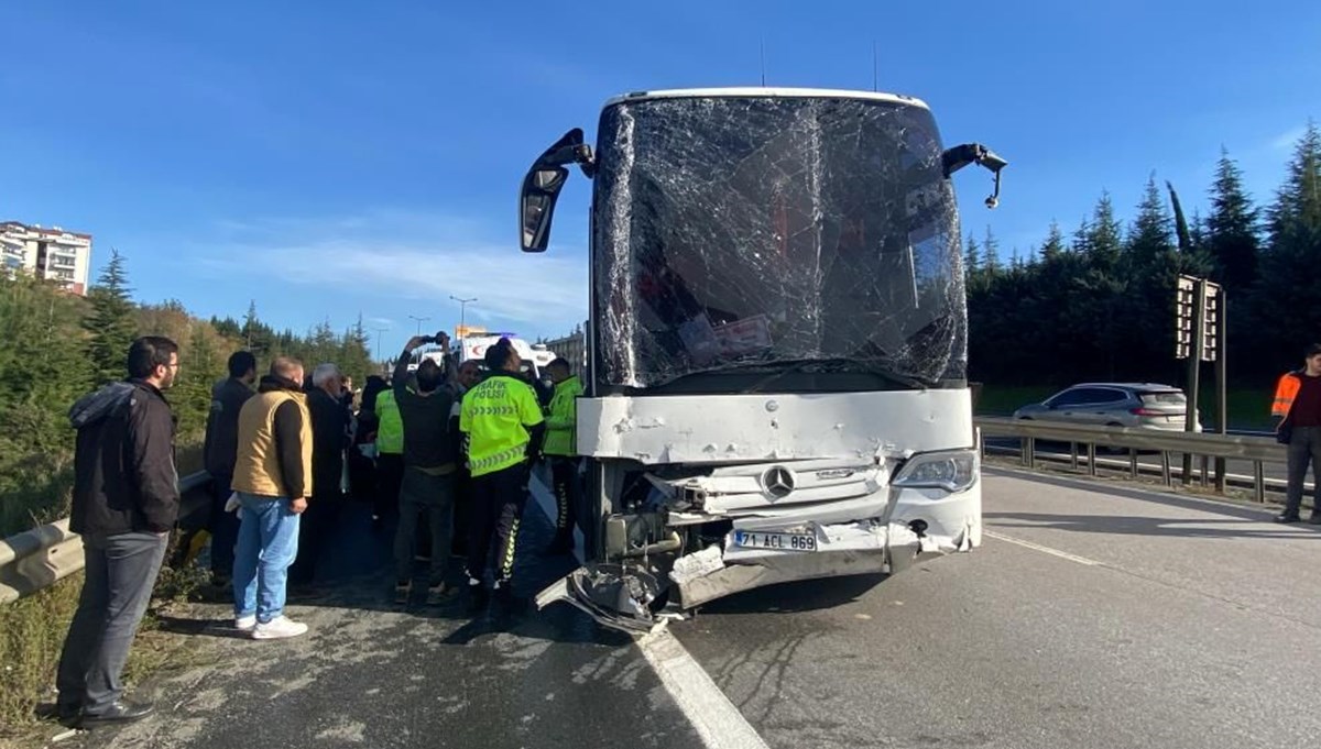 TEM'de yolcu otobüsü TIR'la çarpıştı: Yaralılar var