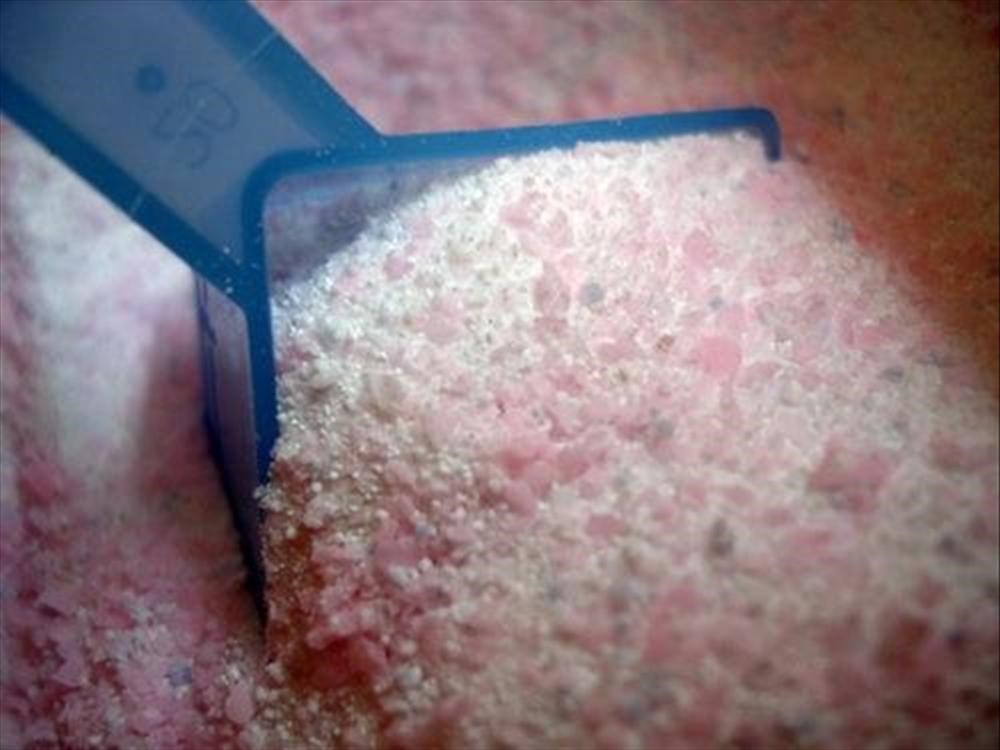 Содержимое капсулы фото. Желтая капсула из киндера на белом фоне. Капсула с зарином. Таблетки в руке девушки. Аципол внутри капсулы.