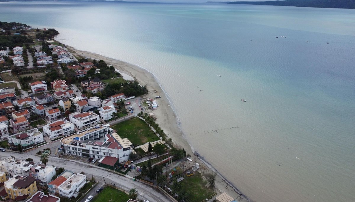 Çanakkale’de sel ve fırtına boğazın rengini değiştirdi