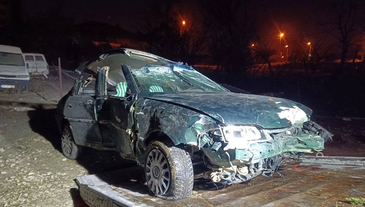 Refüjdeki ağaçlara çarpıp hurdaya dönen otomobilin sürücüsü hayatını kaybetti