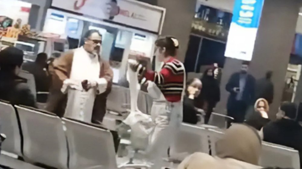 Havaalanında protesto: Öfkelenen İranlı kadın mollanın sarığını çıkarıp başörtüsü yaptı! - 4