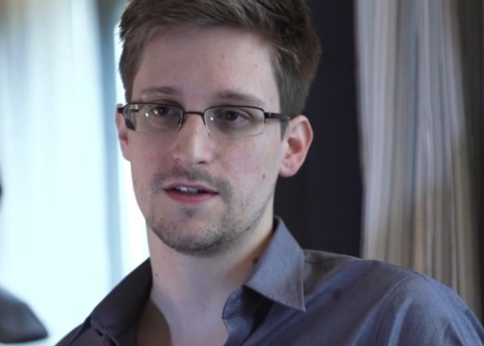 Sızdırdığı belgeler yüzünden hakkında yakalama emri bulunan Snowden, 'geçici sığınmacı' statüsüyle Rusya'da yaşıyor.
