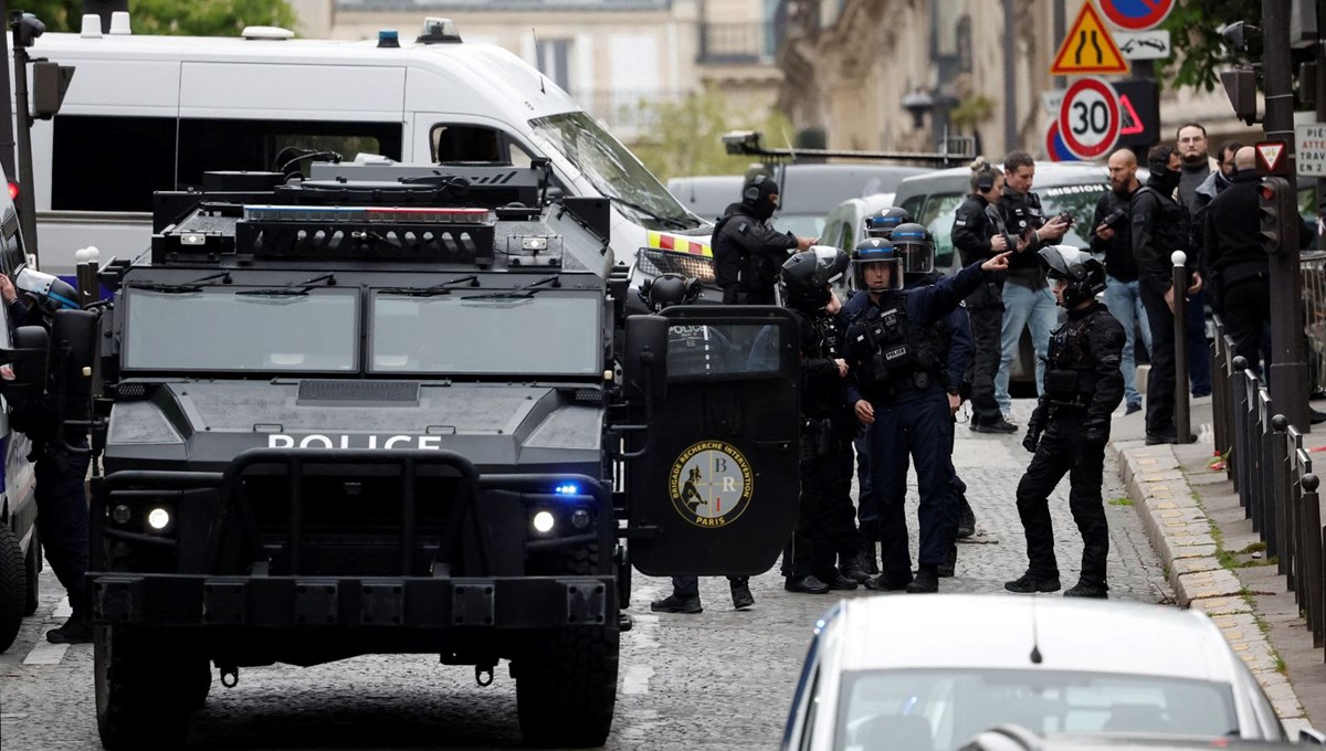 Paris'teki İran Konsolosluğu'nda canlı bomba alarmı Paris'teki İran Konsolosluğu'nda canlı bomba alarmı