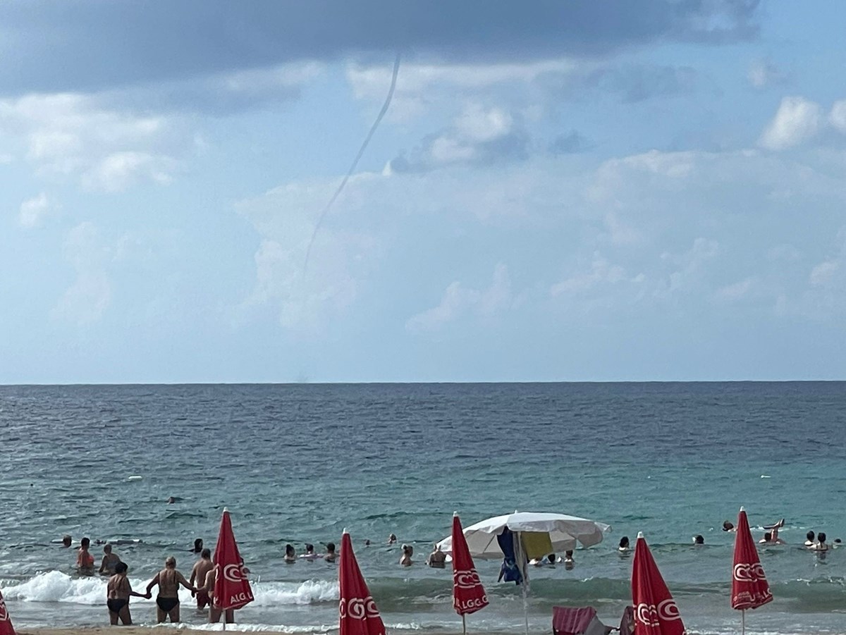 Plajda denize giren tatilcilerin merakla izlediği hortum bir süre sonra gözlerden kayboldu.